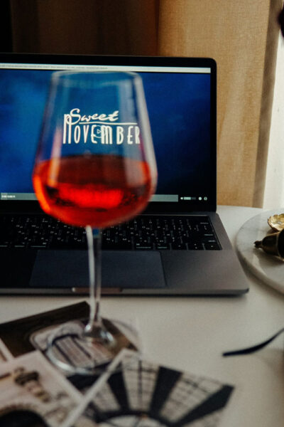 Laptop e bicchiere di vino